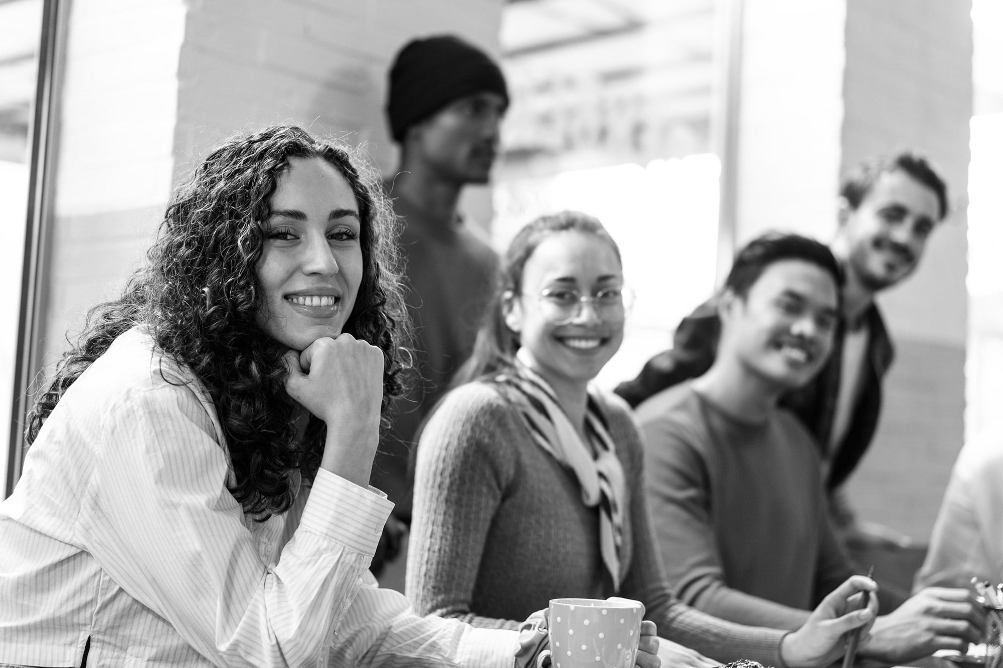 Diverse Mitarbeiter:innen im Meeting