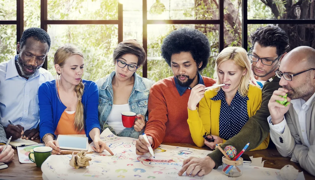 Gruppe von vielfältigen Persönlichkeiten in einem Meeting