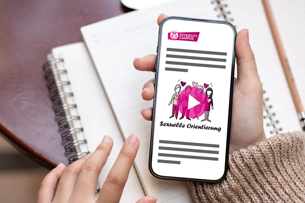 Person sieht sich am Smartphone ein E-Learning mit Video an