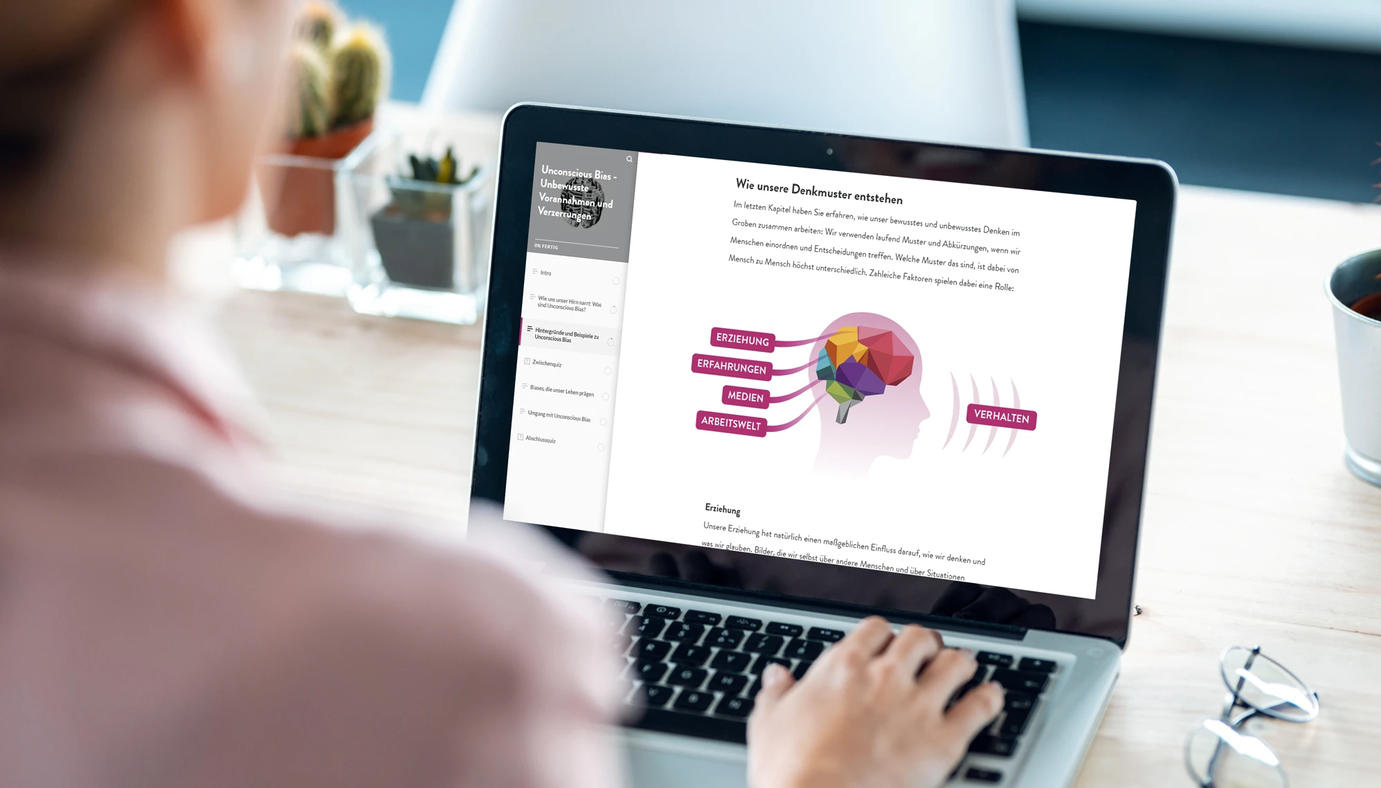 Person sitzt vor Laptop und absolviert ein E-Learning