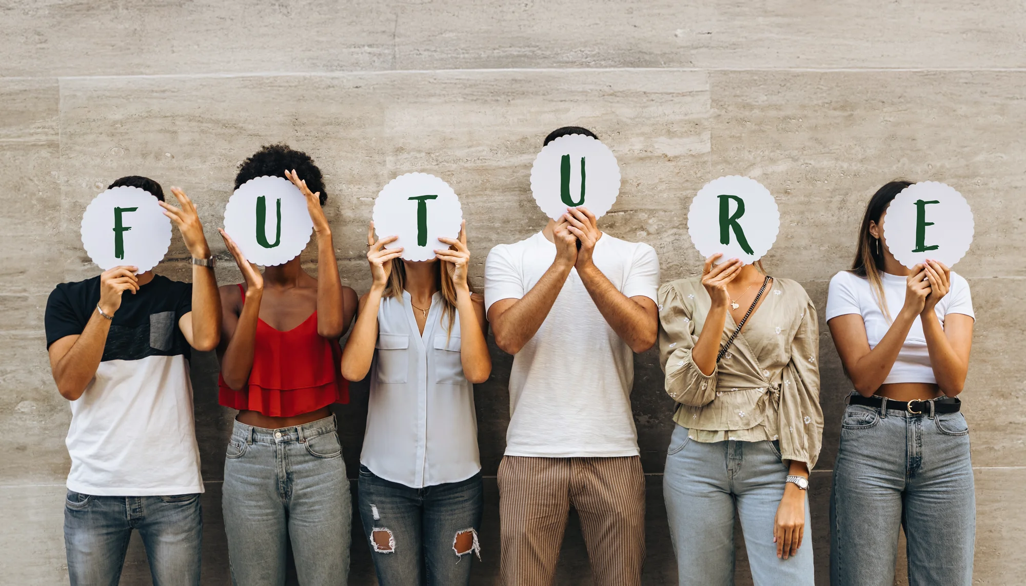 Junge Männer und junge Frauen halten Tafeln mit dem Text Future hoch