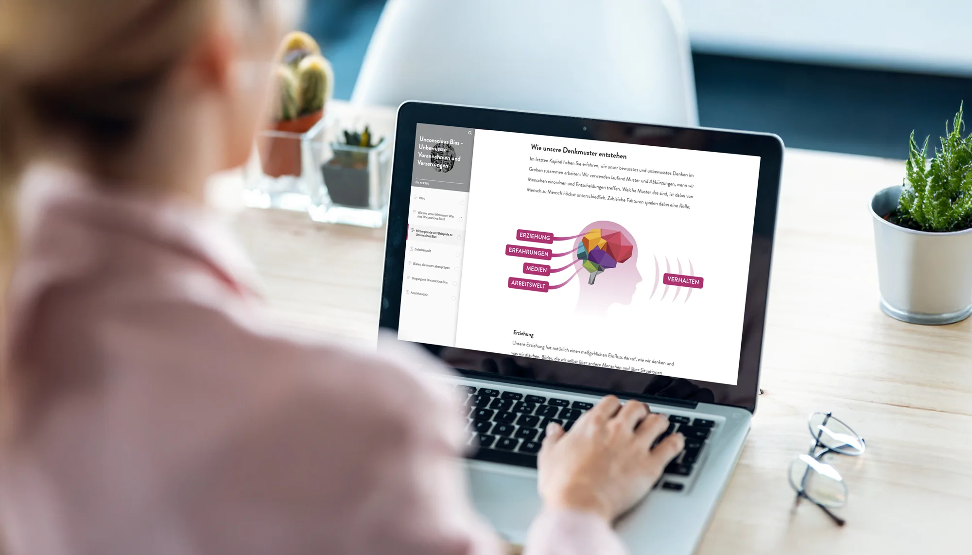 Mitarbeiterin sitzt vom Laptop und sieht ein E-Learning an