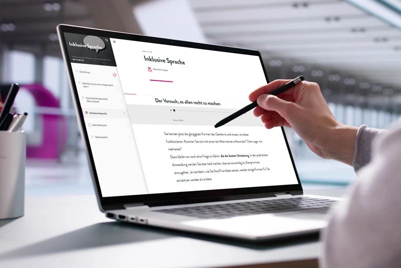 Person arbeitet mit E-Learning am Laptop