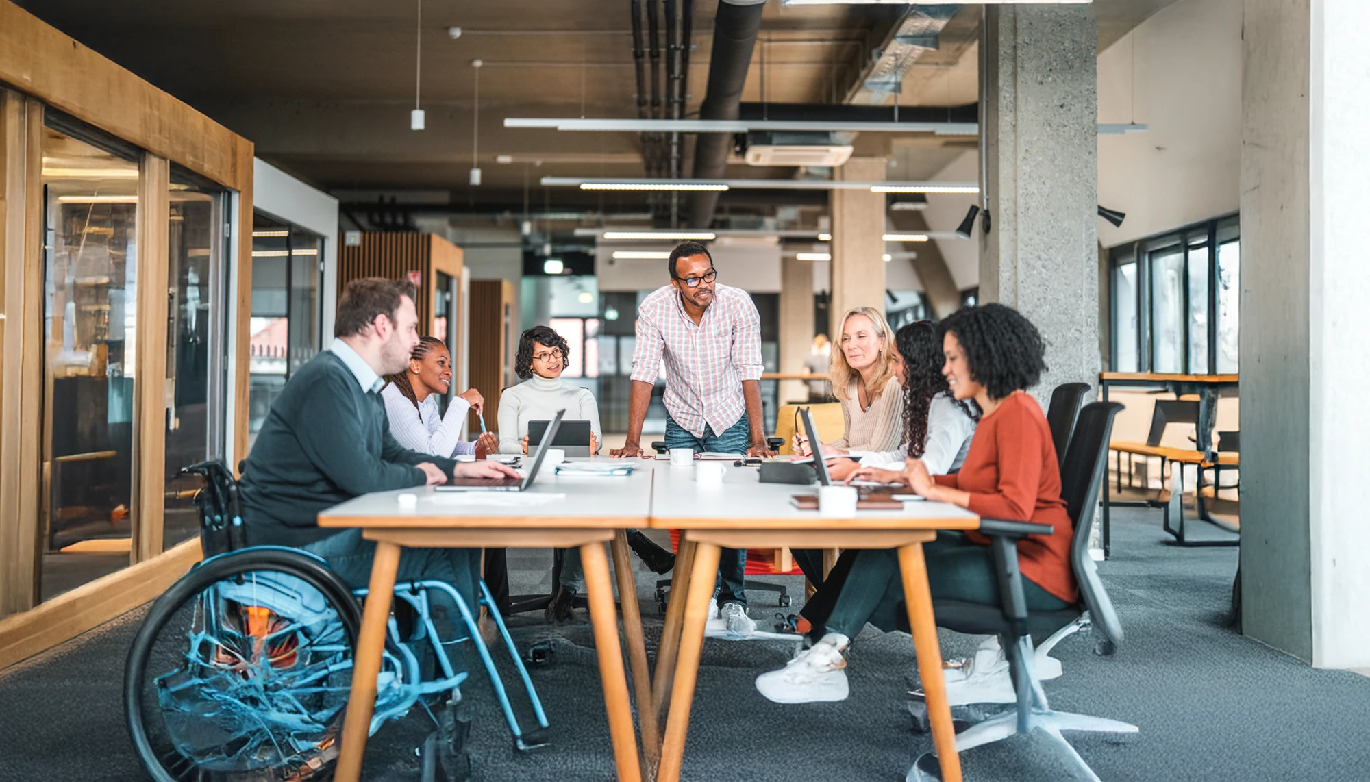 Diverse Mitarbeiter:innen in einem Meeting in einem modernen Büro