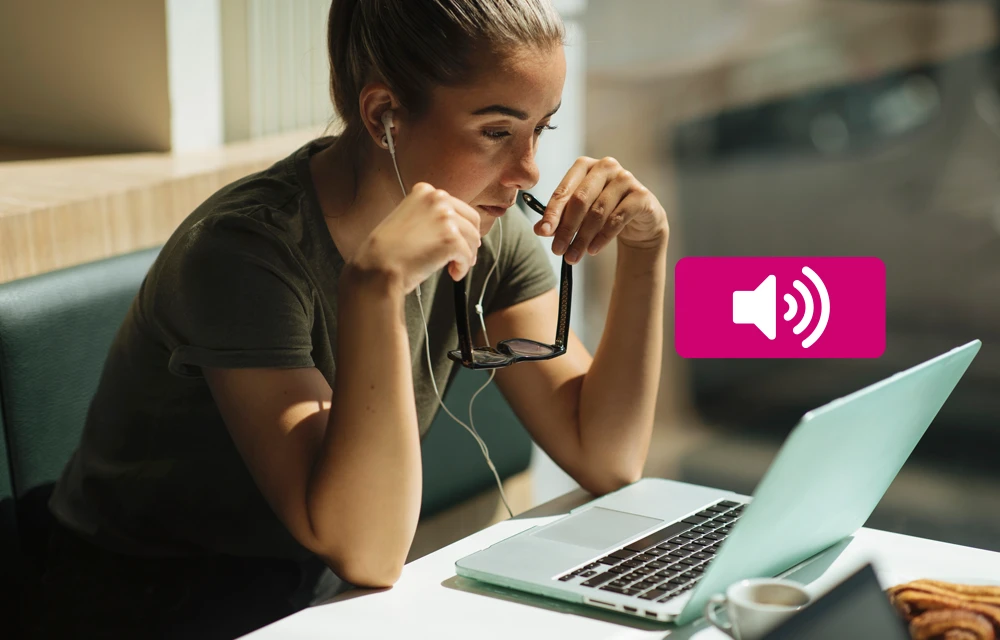Person liest Website mit Screenreader