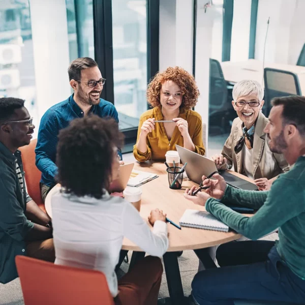 Diverse Mitarbeiter:innen in einem Meeting