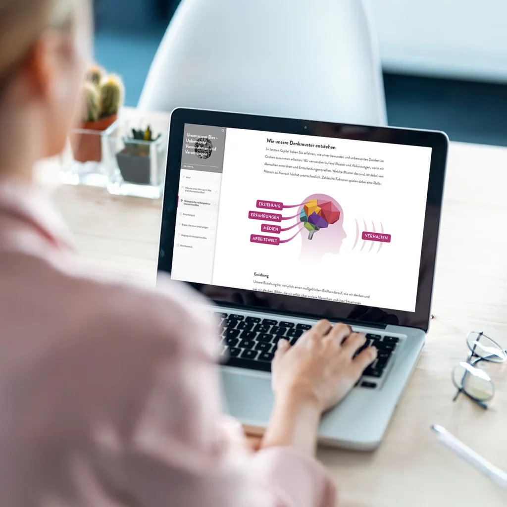 Mitarbeiterin sitzt am Laptop vor einem E-Learning
