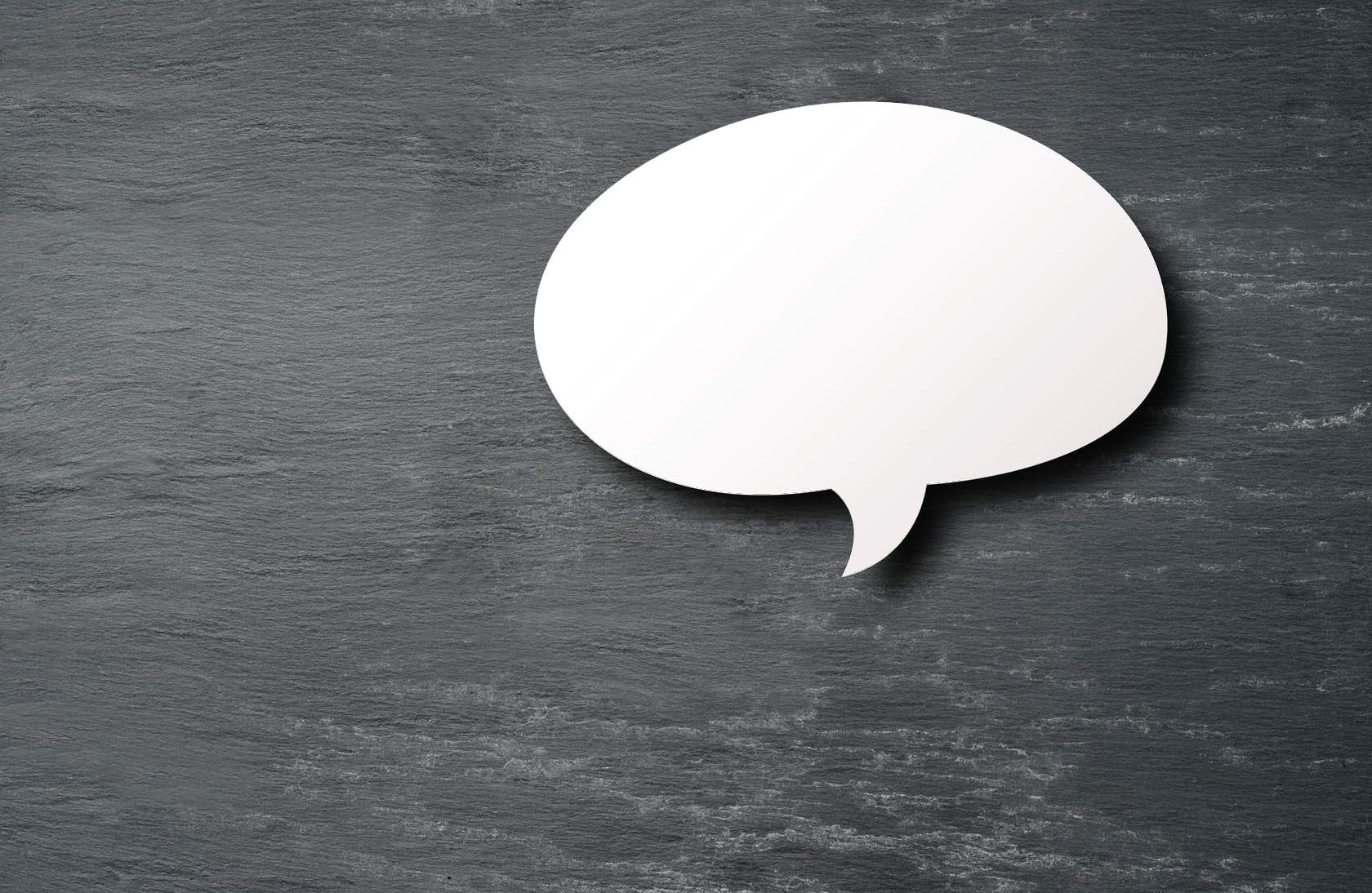 Weiße Sprechblase auf dunklem Steinhintergrund