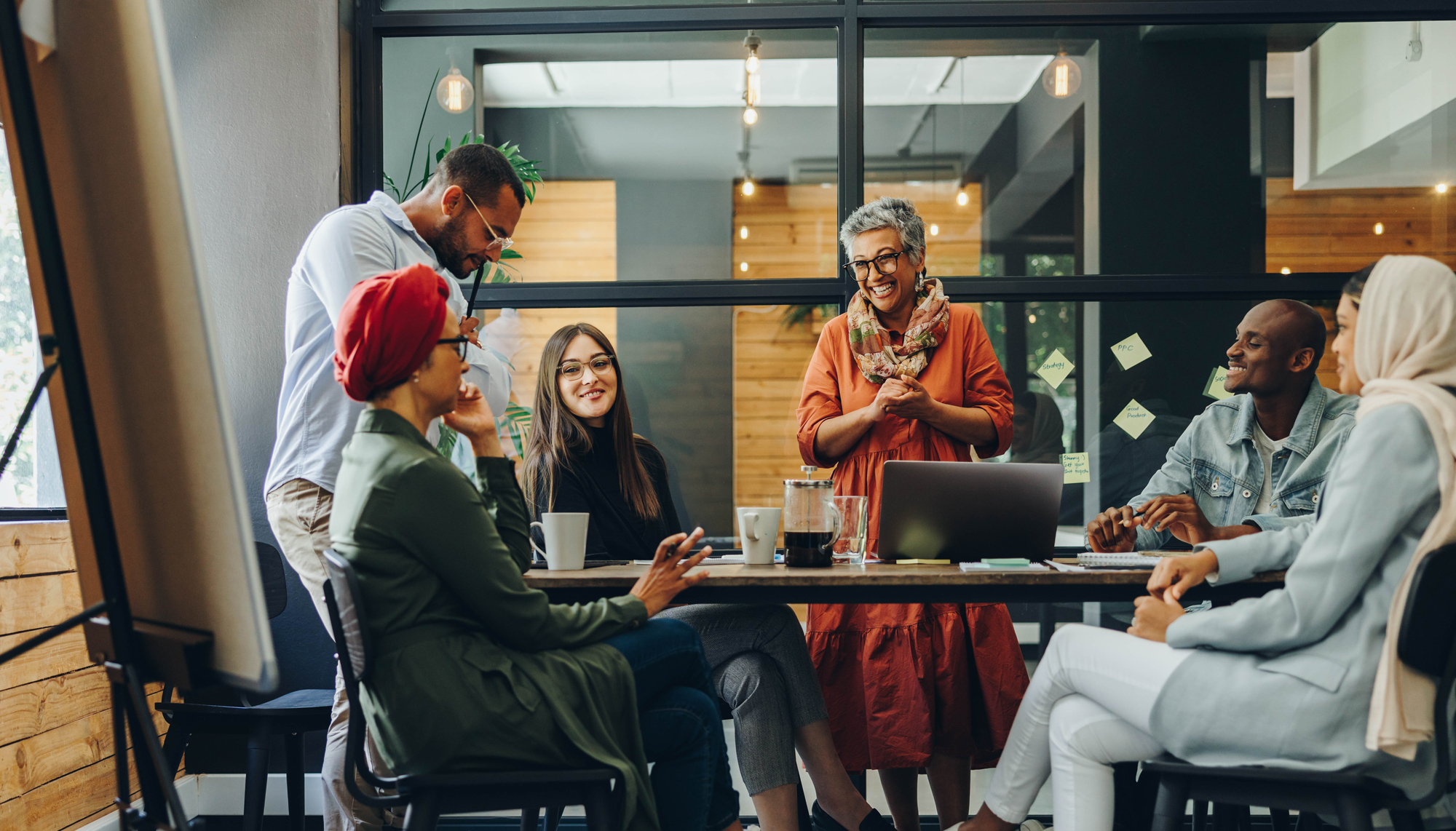 Diverse Mitarbeiter und Mitarbeiterinnen in einer respektvollen Gesprächsatmosphäre
