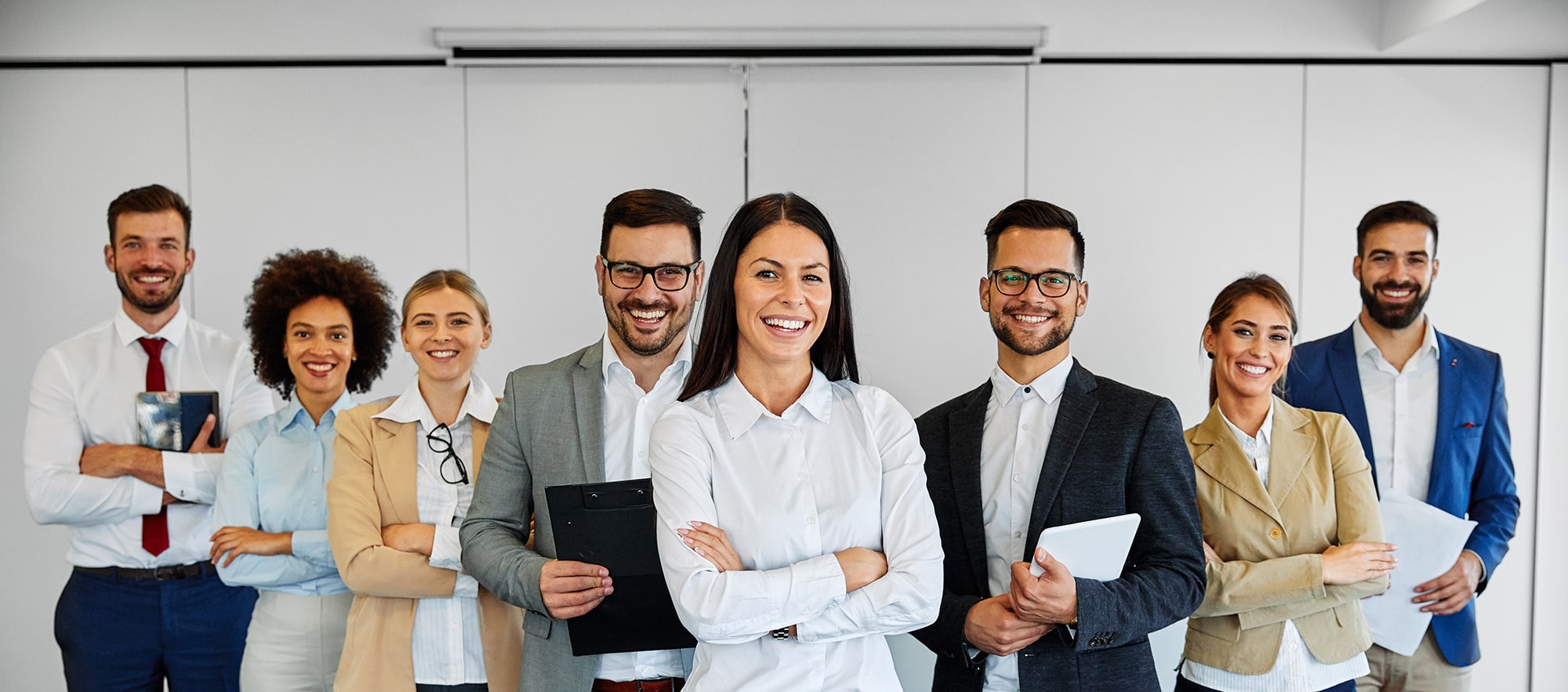 Eine Frau in Führungsposition innerhalb einer Gruppe von Mitarbeitern